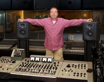 El asesor e ingeniero de sonido del grupo, Geoff Emerick, en la actualidad
