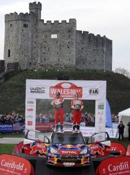 Loeb celebra con su copiloto un nuevo título de campeón