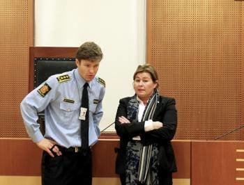 El fiscal Paal-Fredrik Hjort Kraby (izda) conversa con la abogada de la defensa Vibeke Hein Baera (dcha), en la sala donde se celebrará la vista pública contra el ultraderechista Anders Behring Breivik (Foto: EFE)