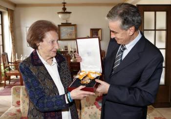 El ministro de Presidencia, Ramón Jáuregui, entrega la Gran Cruz de la Orden de Isabel la Católica a la viuda del abogado y político Juan María Bandrés, Francisca Bengoetxea (Foto: EFE)