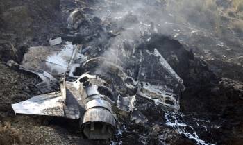 Restos del avión de combate JF-17 tras estrellarse cerca de Attock (Pakistán) 