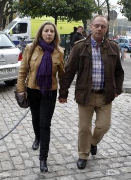 Los padres de Marta del Castillo a su llegada hoy a la Audiencia de Sevilla (Foto: EFE)