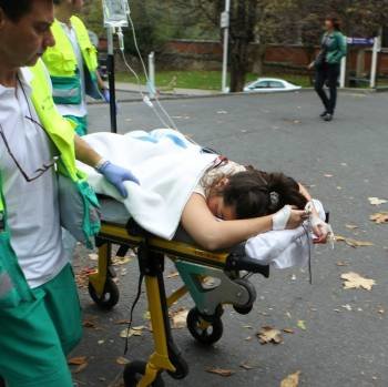 Uno de los heridos ayer en Bilbao es trasladado por los servicios sanitarios. (Foto: AGENCIAS)