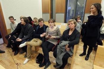 Algunos de los familiares de las víctimas esperan en el tribunal de Oslo. (Foto: HEIKO JUNGE)