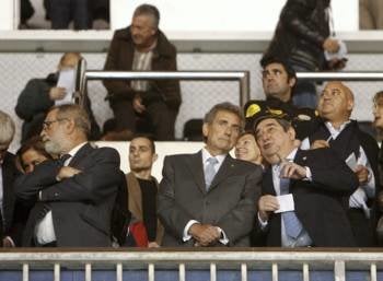  Los presidentes, del Deportivo de La Coruña, Augusto César Lendoiro (d), y del Celta de Vigo, Carlos Mouriño (2d).