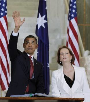 El presidente de EEUU, Barack Obama, saluda en presencia de la primera ministra australiana, Julia Gillard, durante su visita a la sede del Parlamento, en Canberra (Foto: EFE)