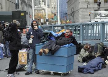 Un grupo de integrantes del movimiento 'Occupy Wall Street' poco después del desalojo