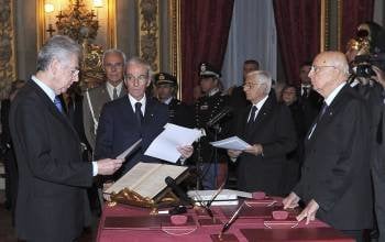  El nuevo jefe del Gobierno italiano, Mario Monti (izda), jura su cargo ante el presidente de la República, Giorgio Napolitano, en el Palacio Quirinale de Roma