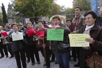 Los vecinos exhiben los carteles contra el Ministerio de Fomento. (Foto: MIGUEL ÁNGEL)