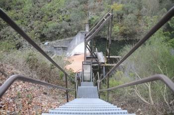 Presa da minicentral hidroeléctrica do río Cerves, en Melón. (Foto: MARTIÑO PINAL)