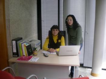 Tania Rodríguez, sentada, y Maite Fernández, en el nuevo local. (Foto: MARTIÑO PINAL)