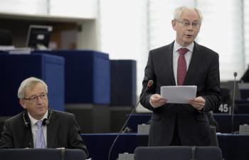 Van Rompuy durante su intervención en la Eurocámara. A su lado, Jean Claude Juncker. (Foto: CHRISTOPHE KARABA)