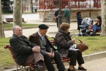 Tres personas mayores, sentados en un banco de un parque ourensano. (Foto: MIGUEL ÁNGEL)