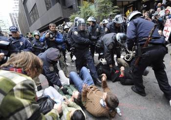 Unos 'indignados' son arrestados durante un acto de protesta del movimiento 'Occupy Wall Street' cerca de la Bolsa de Nueva York (Foto: EFE)