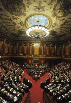 El presidente del Gobierno italiano, Mario Monti (c), pronuncia un discurso en el Senado de Roma. EFE/Claudio Onorati