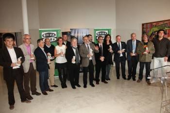 Imagen de grupo de los premiados con acompañantes y los responsables de Onda Cero Radio. (Foto: JOSÉ PAZ)