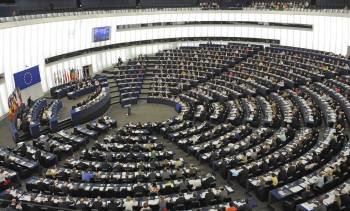 Los eurodiputados, durante el desarrollo de una votación en sesión plenaria en Estrasburgo.   (Foto: PATRICK SEEGER)