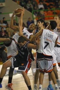 Vicens pelea por un rebote con el jugador del Tenerife Sammy Monroe. (Foto: JOSE PAZ)