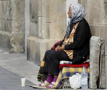 Una mujer sin recursos pide ayuda en la calle. Los mayores son uno de los colectivos más desfavorecidos.  (Foto: J.F. MORENO)
