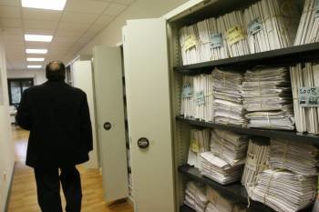 En la imagen, archivos en los que se acumulan los expedientes de los Juzgados de lo Social de la ciudad, que enjuician despidos.  (Foto: MIGUEL ÁNGEL)
