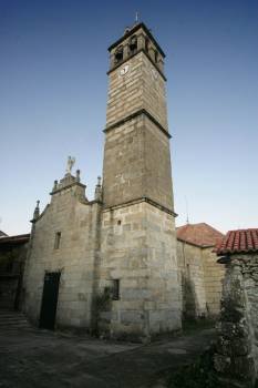 Fachada de la iglesia de Molgas, donde se produjo la agresión en 2006 (Foto: M.A.)
