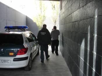 Uno de los detenidos en A Rúa accede al recinto del edificio judicial de O Barco, en la mañana de ayer. (Foto: J.C.)