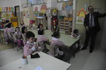 El conselleiro Jesús Vázquez charla con los niños de una de las aulas del CEIP Mestre Vide. (Foto: MARTIÑO PINAL)