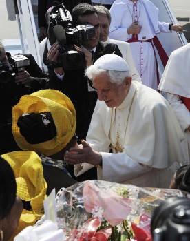 Benedicto XVI es recibido a su llegada a Cotonú. (Foto: CARLO FERRARO)