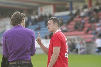 El galés Matt Crowell, que sigue lesionado, conversa con Sakubas en el estadio de O Couto (Foto: Archivo)