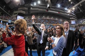 Rajoy y los candidatos por Madrid fueron recibidos con vítores. (Foto: Javier Lizón)