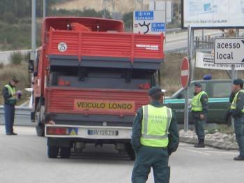 Un agente luso inspecciona un camión en presencia de guardias civiles, en Vila Verde da Raia. (Foto: A. R.)