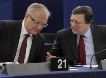 Durao Barroso y el titular de Asuntos Económicos, Olli Rehn, en el Parlamento Europeo. (Foto: CRISTOPHE KARABA)