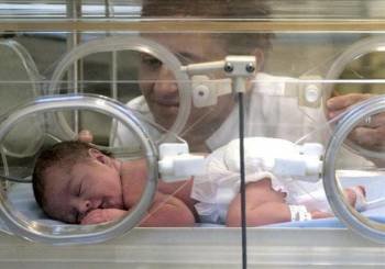 Imagen de un bebé prematuro está hospitalizado en un incubadora. (Foto: EFE)