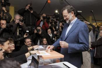  El presidente del PP y candidato a la presidencia del Gobierno, Mariano Rajoy, ejerce su derecho al voto