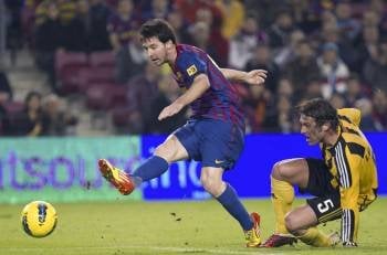 El argentino Leo Messi supera a Meira, defensor del Zaragoza, para marcar el 2-0 del Barça (Foto: ALEJANDRO GARCÍA)