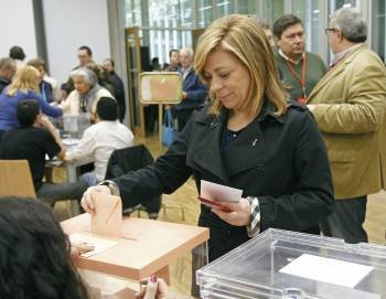 La directora de la campaña electoral del PSOE, Elena Valenciano, ejerce su derecho al voto en los comicios generales en su colegio electoral de Madrid.  (Foto: EFE)