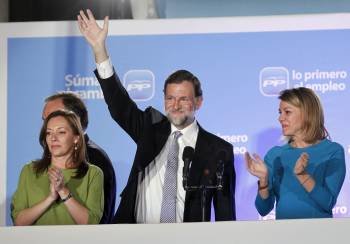Mariano Rajoy, en el balcón de Génova flanqueado por su esposa, Elvira Fernández y María Dolores de Cospedal