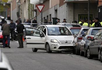  Efectivos de la policía municipal, policía científica y la policía judicial investigan en el lugar del tiroteo ocurrido esta mañana en las inmediaciones de la madrileña estación de Atocha (Foto: EFE)