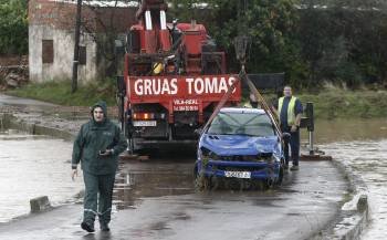 Los servicios de emergencias buscan en la localidad castellonense de Onda a un hombre de 29 años que no ha acudido hoy a trabajar y cuyo vehículo (en la foto) ha sido encontrado en mal estado (Foto: EFE)