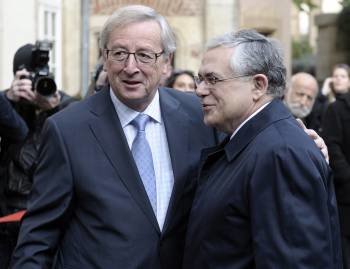 El primer ministro griego, Lukás Papadimos (i), saluda al presidente del Eurogrupo, Jean-Claude Juncker (d), durante su llegada a una reunión en Luxemburgo (Foto: EFE)