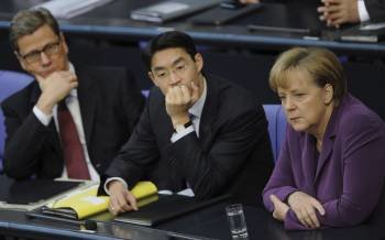 La canciller alemana, Angela Merkel (d), el ministro alemán de Economía, Philipp Roesler (c) y el ministro alemán de Exteriores, Guido Westerwelle  (Foto: EFE)