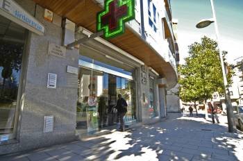 Exterior de una oficina de farmacia, en Ourense. (Foto: ARCHIVO)