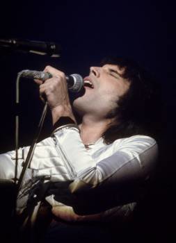 Imagen faciltiada por Bio de Freddie Mercury en un concierto en Gran Bretaña en 1975, parte del documental que el canal temático dedica al cantante de 'Queen'  (Foto: EFE)