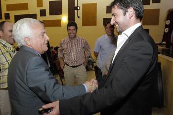 Jose Luis Baltar saluda a Anibal Pereira (Foto: Miguel Ángel)