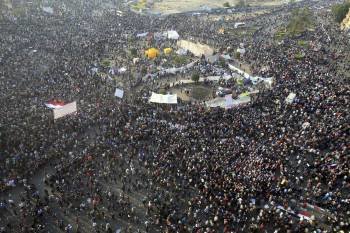  Vista general de los manifestantes en la Plaza Tahrir de El Cairo, Egipto