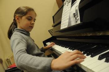 Una alumna del conservatorio de música de Ribadavia (Foto: MARTIÑO PINAL)