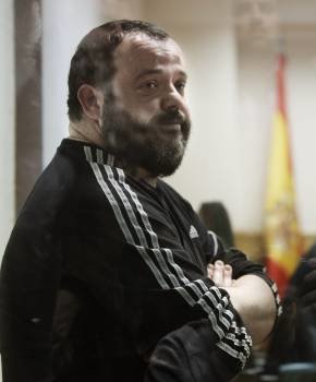 El presunto miembro del 'comando Amaiur' de ETA Juan Carlos Rekarte Gutiérrez, en la Audiencia Nacional, donde se le juzga por la colocación el 26 de diciembre de 1991 de una bomba en la sede de una compañía de seguros  (Foto: EFE)