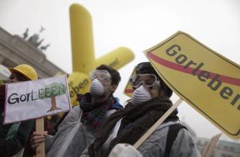 Activistas protestan contra los planes de transporte del convoy cargado de residuos radiactivos que parte este mes de Francia con destino al depósito nuclear de Gorleben, en el norte de Alemania (Foto: EFE)