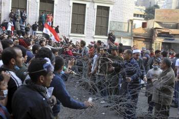 Manifestantes egipcios protestan durante los enfrentamientos de la plaza Tahrir de El Cairo. (Foto: KHALED ELFIQI)