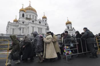 Miles de rusos hacen cola para ver la reliquia del cinturón de la virgen traido del monasterio del Monte Athos en Grecia a la Catedral de Cristo Salvador en Moscú (Rusia)